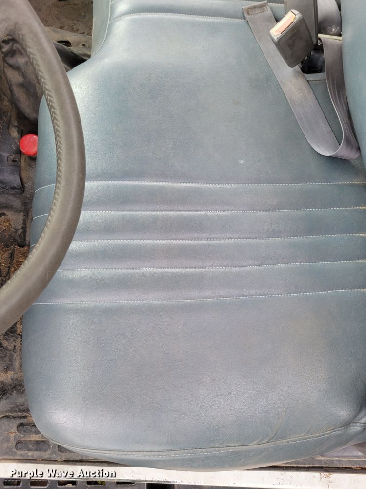 image for item DM2425 2000 GMC C7500  truck cab and chassis