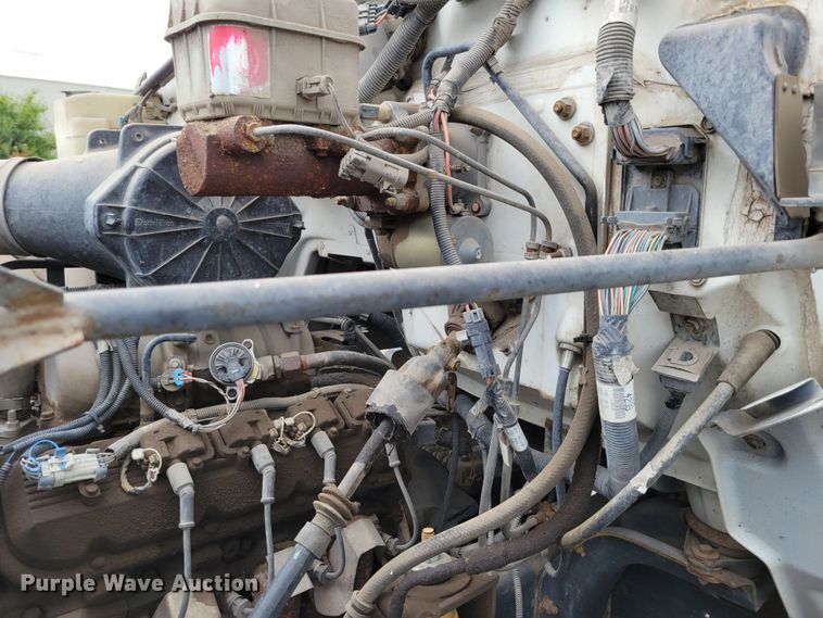 image for item DM2425 2000 GMC C7500  truck cab and chassis