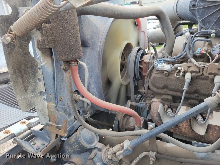 image for item DM2425 2000 GMC C7500  truck cab and chassis