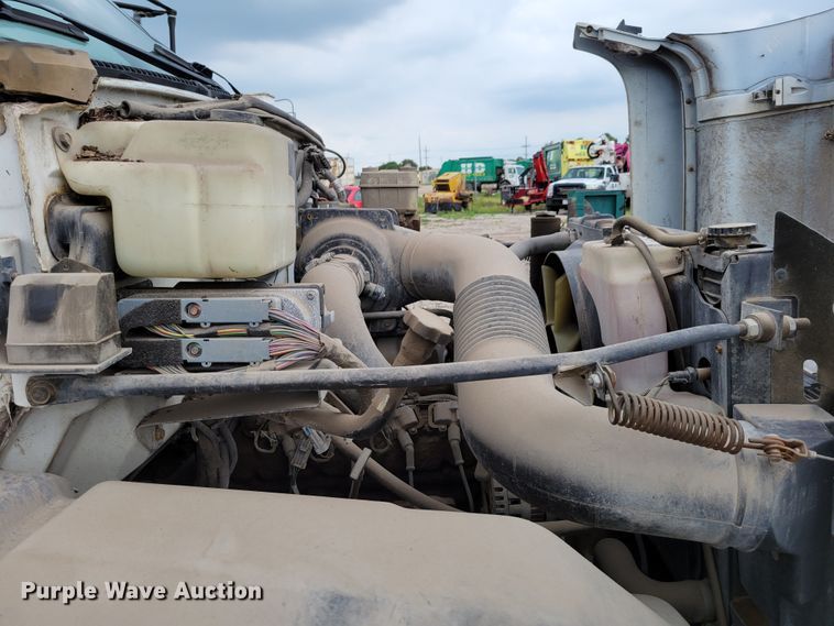 image for item DM2425 2000 GMC C7500  truck cab and chassis