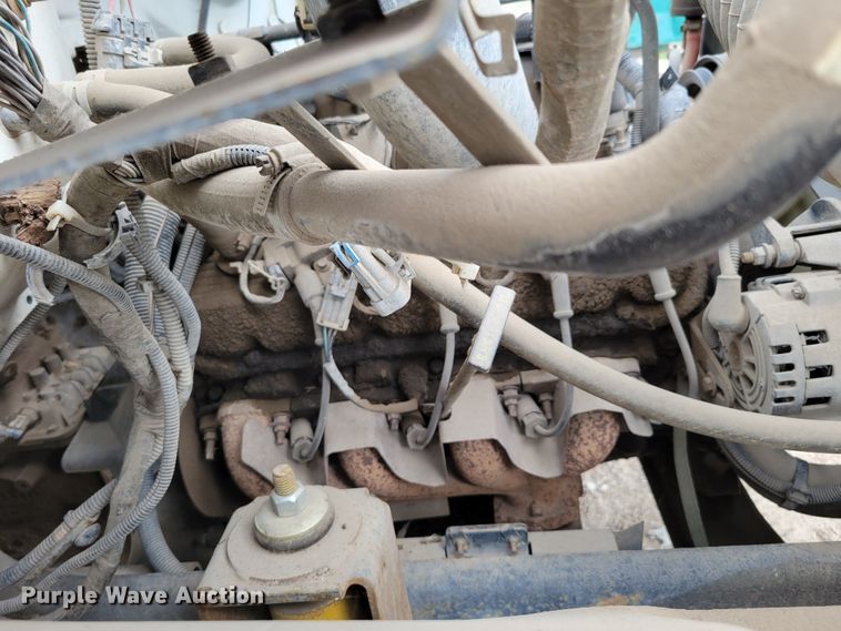 image for item DM2425 2000 GMC C7500  truck cab and chassis