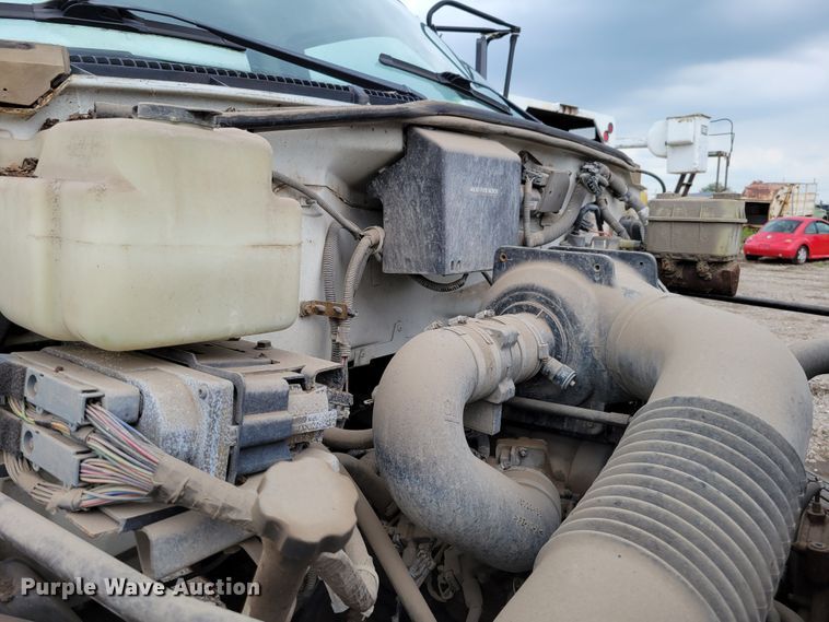 image for item DM2425 2000 GMC C7500  truck cab and chassis