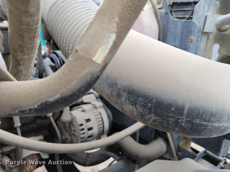 image for item DM2425 2000 GMC C7500  truck cab and chassis