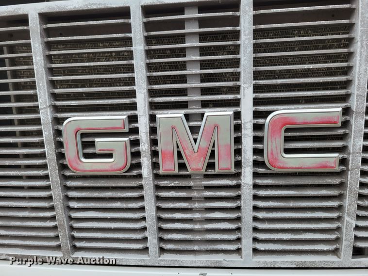 image for item DM2425 2000 GMC C7500  truck cab and chassis