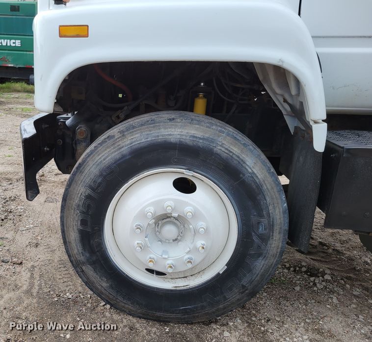 image for item DM2425 2000 GMC C7500  truck cab and chassis