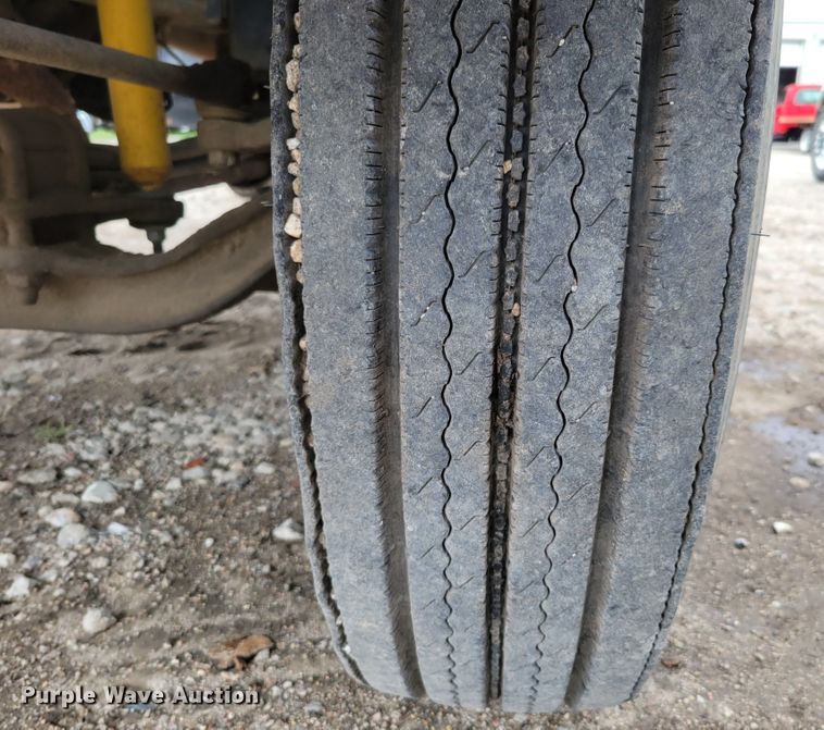 image for item DM2425 2000 GMC C7500  truck cab and chassis