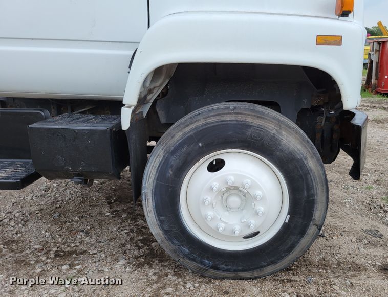 image for item DM2425 2000 GMC C7500  truck cab and chassis