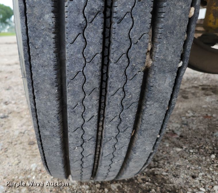 image for item DM2425 2000 GMC C7500  truck cab and chassis