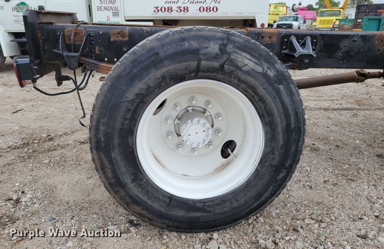 image for item DM2425 2000 GMC C7500  truck cab and chassis