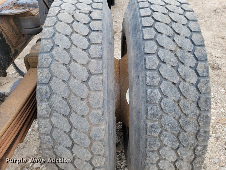 image for item DM2425 2000 GMC C7500  truck cab and chassis