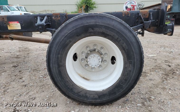 image for item DM2425 2000 GMC C7500  truck cab and chassis