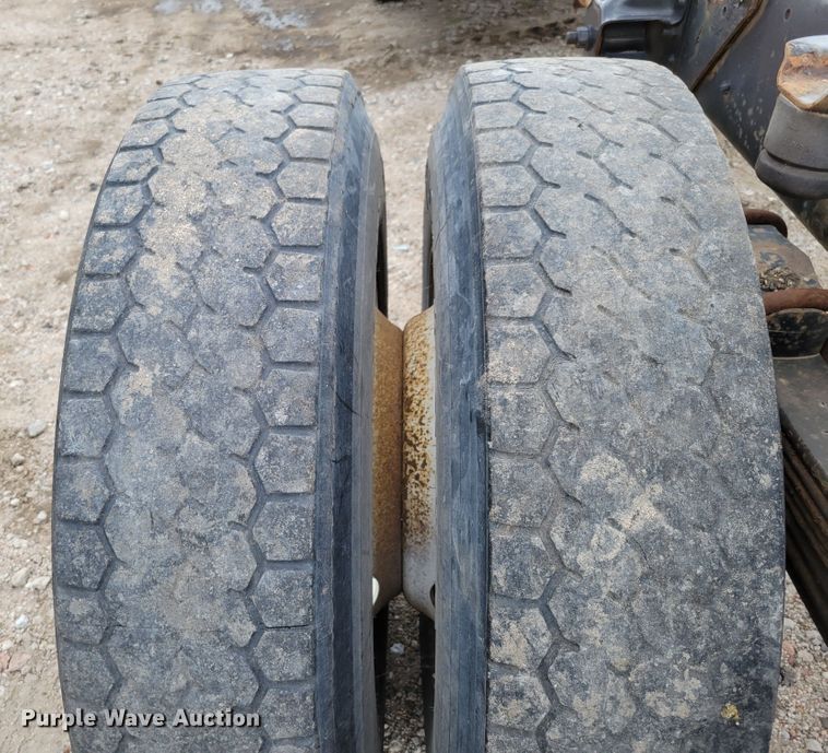 image for item DM2425 2000 GMC C7500  truck cab and chassis