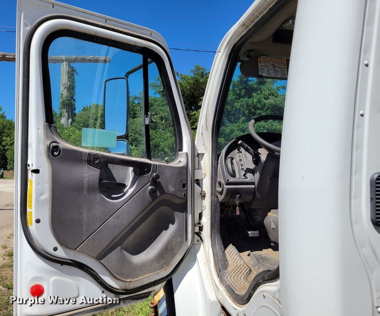 image for item DM2457 2003 Freightliner Business Class M2  propane truck