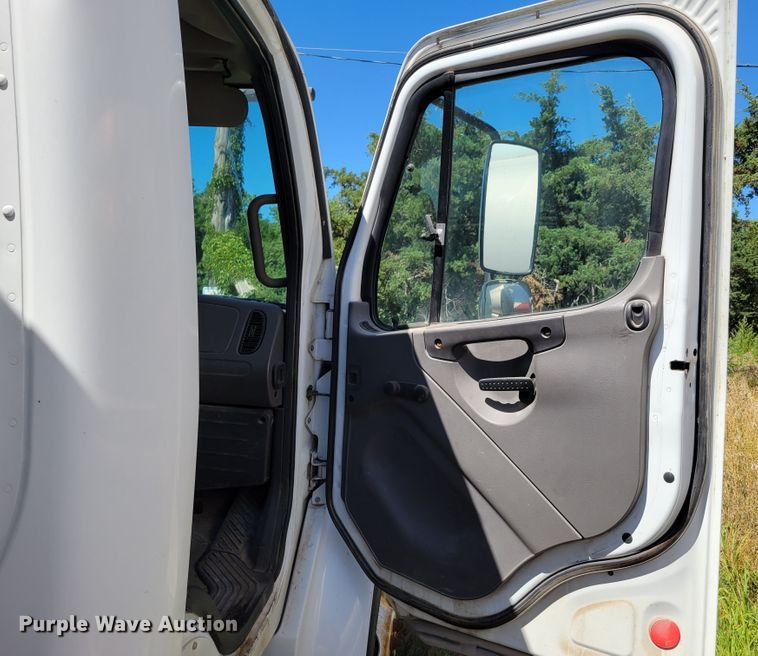 image for item DM2457 2003 Freightliner Business Class M2  propane truck