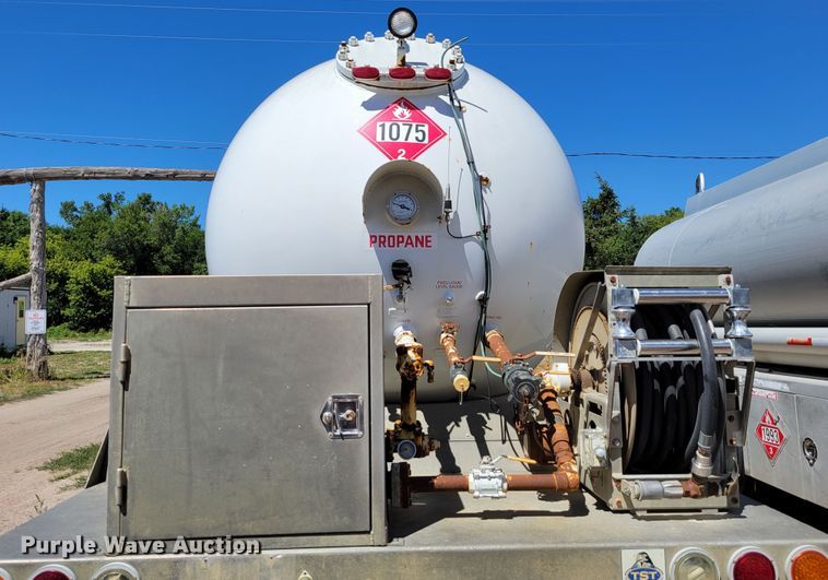 image for item DM2457 2003 Freightliner Business Class M2  propane truck