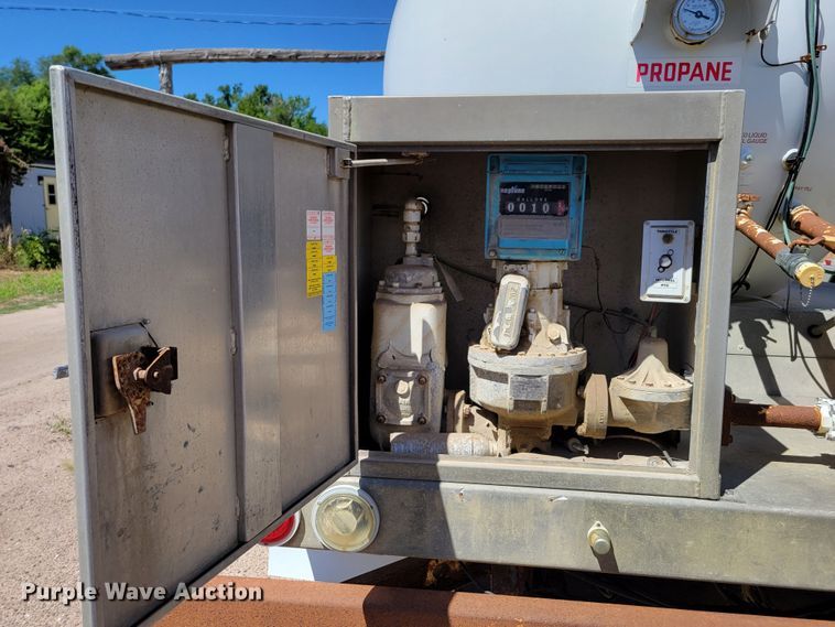 image for item DM2457 2003 Freightliner Business Class M2  propane truck