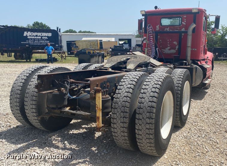 image for item DM4178 1993 International 9400  semi truck