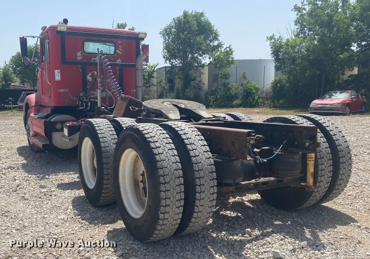 image for item DM4178 1993 International 9400  semi truck