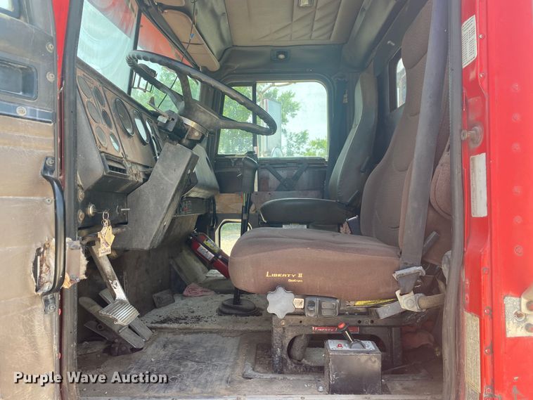 image for item DM4178 1993 International 9400  semi truck