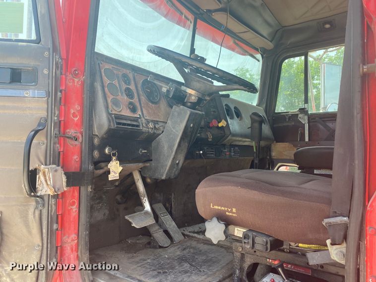 image for item DM4178 1993 International 9400  semi truck