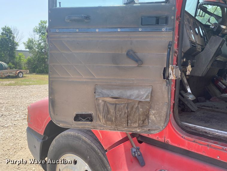 image for item DM4178 1993 International 9400  semi truck