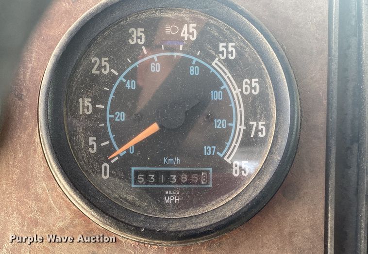 image for item DM4178 1993 International 9400  semi truck