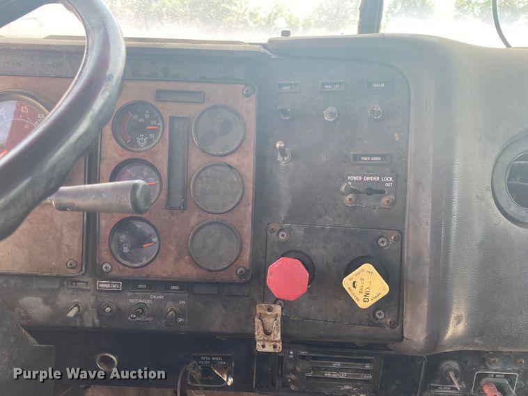 image for item DM4178 1993 International 9400  semi truck