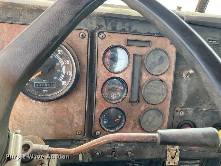 image for item DM4178 1993 International 9400  semi truck