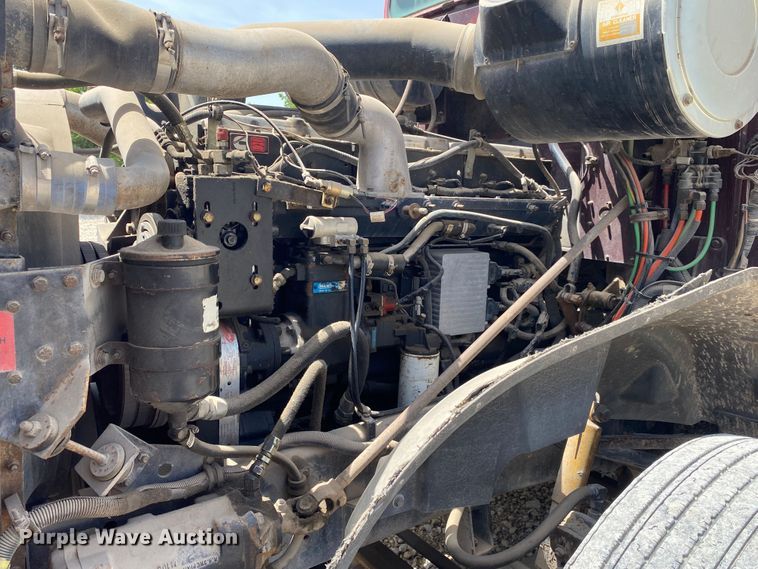 image for item DM4178 1993 International 9400  semi truck