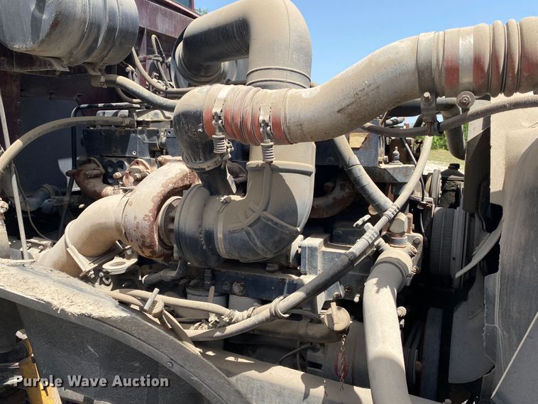 image for item DM4178 1993 International 9400  semi truck