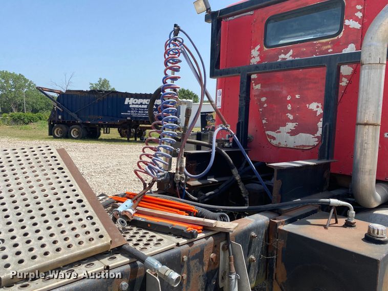 image for item DM4178 1993 International 9400  semi truck