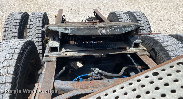 image for item DM4178 1993 International 9400  semi truck