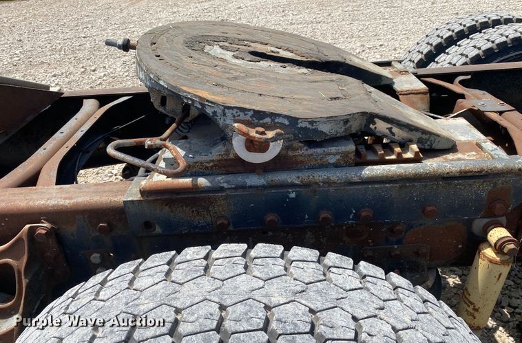 image for item DM4178 1993 International 9400  semi truck