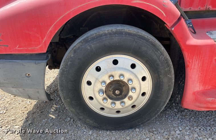 image for item DM4178 1993 International 9400  semi truck