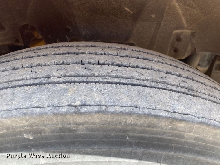 image for item DM4178 1993 International 9400  semi truck