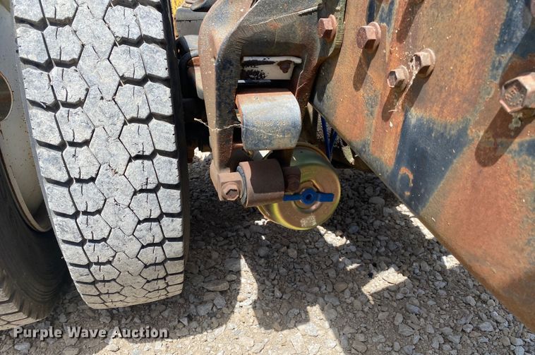 image for item DM4178 1993 International 9400  semi truck