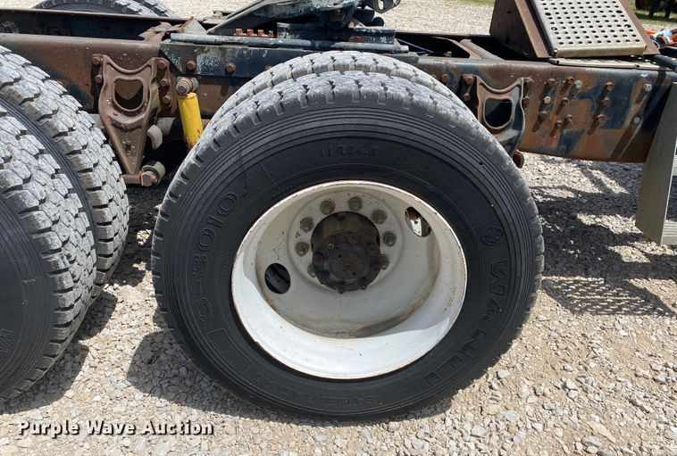 image for item DM4178 1993 International 9400  semi truck