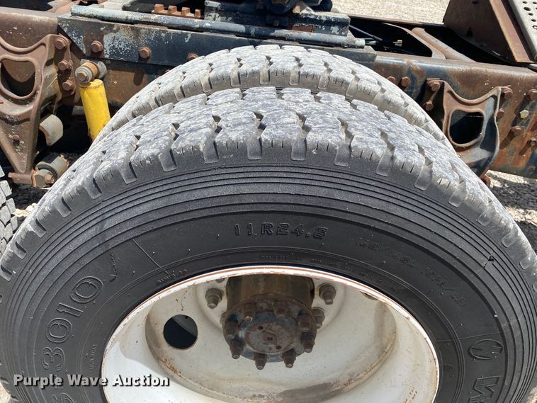 image for item DM4178 1993 International 9400  semi truck