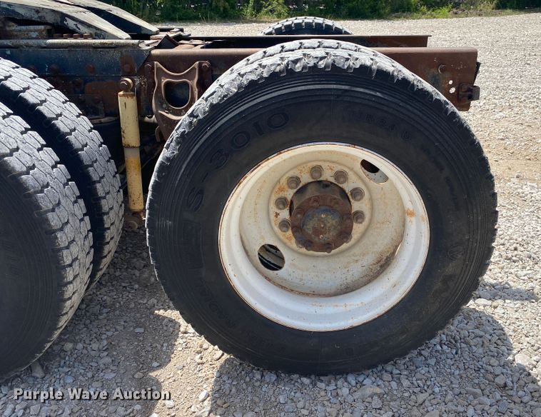 image for item DM4178 1993 International 9400  semi truck