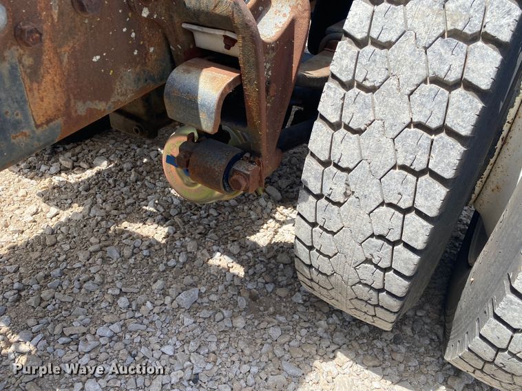 image for item DM4178 1993 International 9400  semi truck