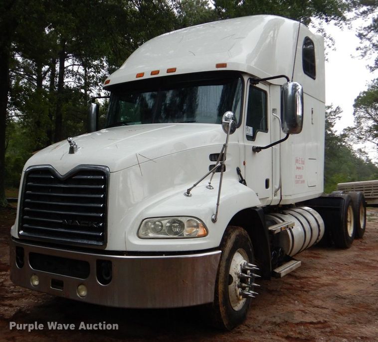 image for item DO1444 2010 Mack CXU613  semi truck