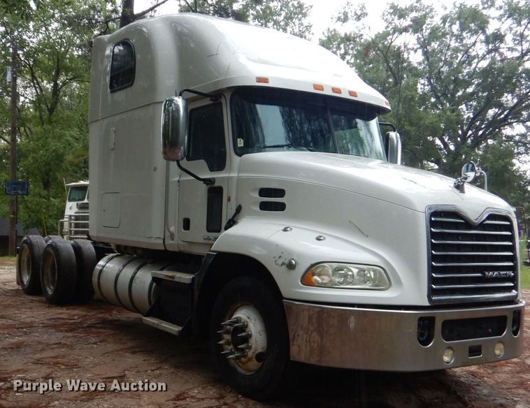 image for item DO1444 2010 Mack CXU613  semi truck