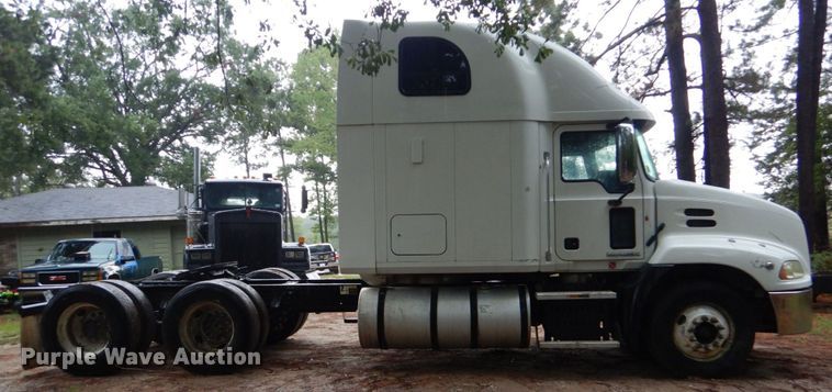 image for item DO1444 2010 Mack CXU613  semi truck