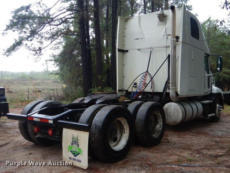 image for item DO1444 2010 Mack CXU613  semi truck