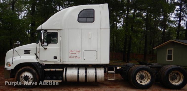 image for item DO1444 2010 Mack CXU613  semi truck