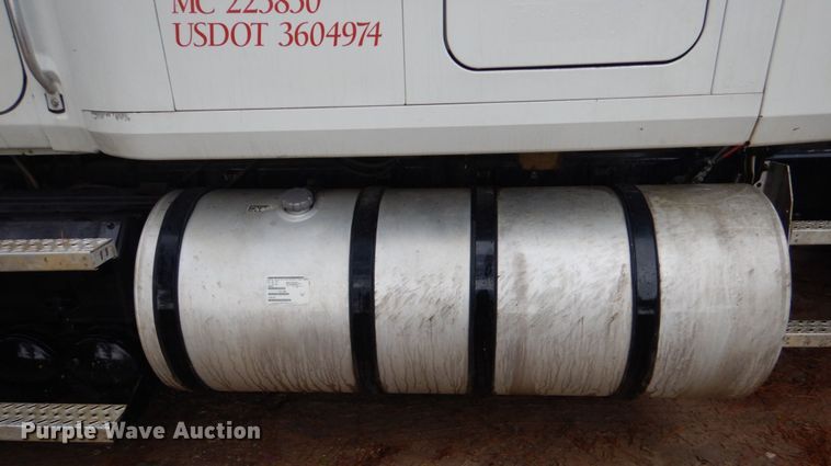 image for item DO1444 2010 Mack CXU613  semi truck