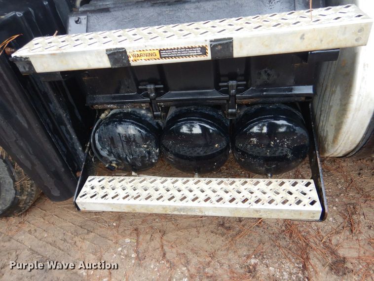 image for item DO1444 2010 Mack CXU613  semi truck