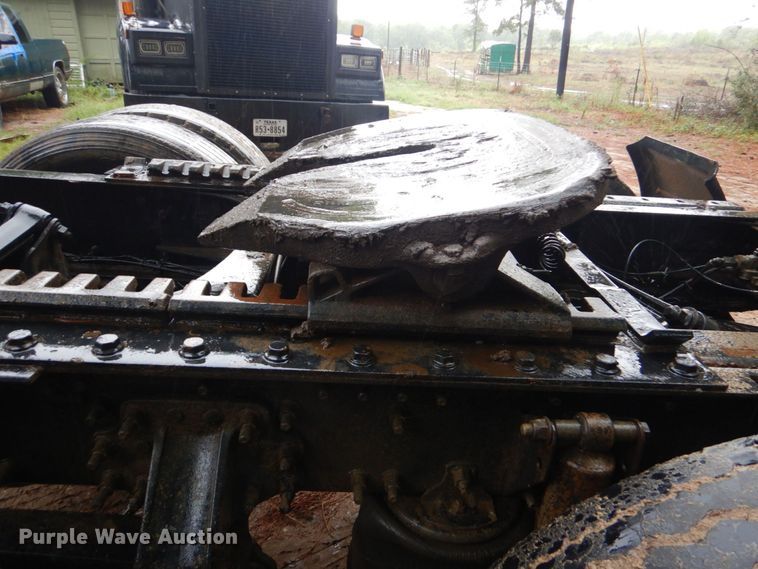 image for item DO1444 2010 Mack CXU613  semi truck