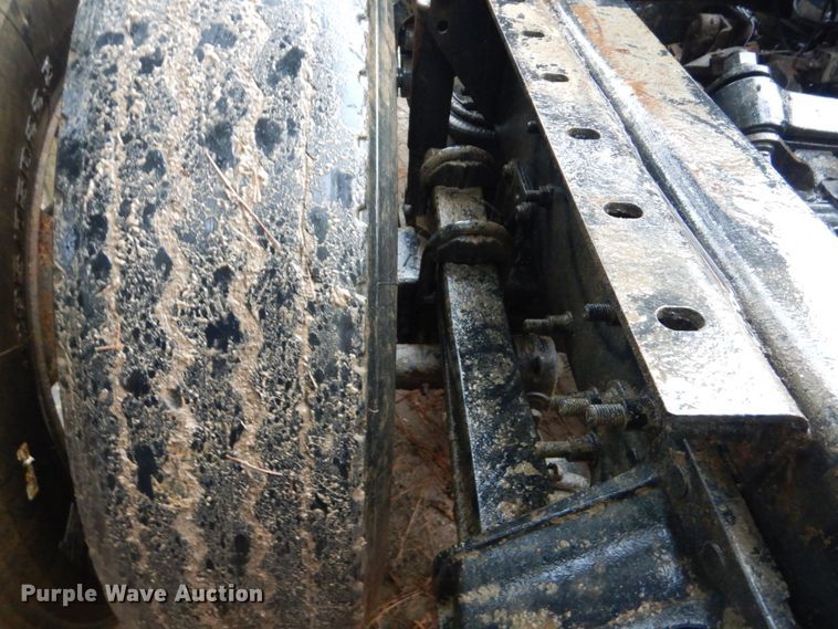 image for item DO1444 2010 Mack CXU613  semi truck