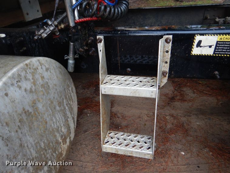 image for item DO1444 2010 Mack CXU613  semi truck